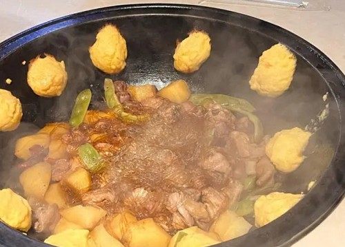 <b>铁锅炖以其独特的烹饪方式和鲜美的口感，成为了众多食客钟爱的佳肴。为了满足更多人对于学习铁锅炖技术的热情，铁锅炖技术培训学校应运而生，成为了传承与创新的美食殿堂。</b>