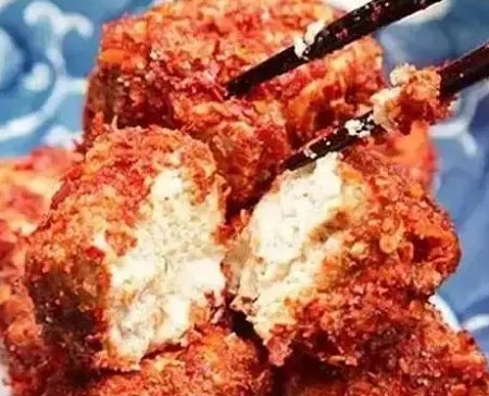 <b>学霉豆腐去哪里学？霉豆腐培训哪里有教的？学霉豆腐制作，对于热爱美食文化的你来说，无疑是一次绝佳的学习体验。而在众多的培训机构中，山东甄选凭借其专业的教学团队、丰富的教学经验和优质的服务，成为了学习霉豆腐制作的优选之地。</b>