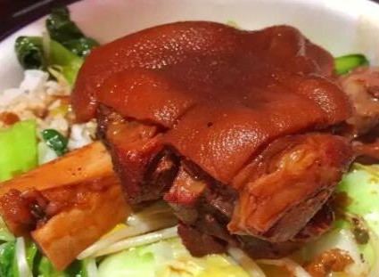 <b>想学猪脚饭开饭店去哪里学？如果您想学习猪脚饭的制作技艺，并打算开设一家猪脚饭店，选择一家专业的烹饪培训机构是至关重要的。山东甄选猪脚饭烹饪培训机构可能会是一个不错的选择，因为它在当地享有盛誉，提供专业的培训和优质的教学服务。</b>