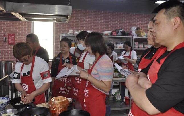 <b>厨师培训机构厨师短期培训班哪家好？厨师短期培训班的选择需要仔细比较不同机构的教学质量、师资力量、培训内容以及学员的评价。以下列举几家知名的厨师短期培训班，供您参考</b>