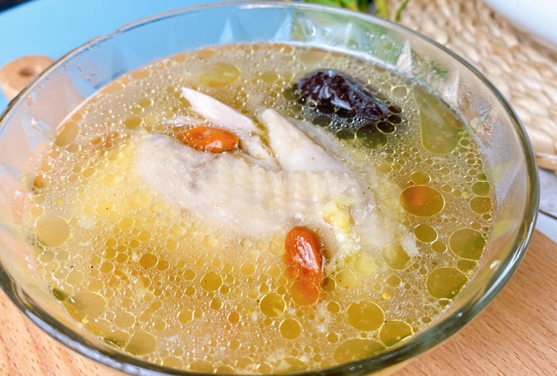 <b>老锅鸡汤，是中华美食中的瑰宝，以鲜美的口感和滋补的功效备受热爱。为了让更多人亲手掌握这一传统技艺，山东甄选小吃培训机构推出了专业的老锅鸡汤培训课程。在这里，您将不仅仅学到独特的烹饪技巧，更能深入体验老锅鸡汤的魅力。</b>