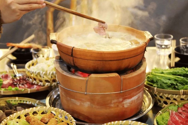 <b>打边炉，作为中国传统火锅的一种形式，以其独特的烹饪方式和美味的口感，深受广大食客的喜爱。如果你对打边炉感兴趣，想要了解更多关于它的知识和技能，那么参加打边炉培训课程是一个不错的选择。</b>