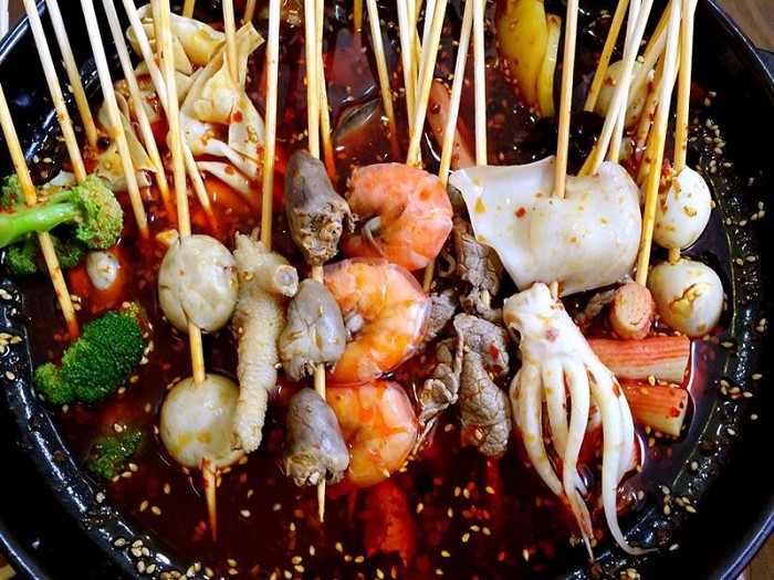 <b>对于那些喜欢美食、热爱创业的人来说，小吃培训成为了一条锦绣而又多彩的发展之路。特别是当你只需要2000元，就能够学到6项小吃制作技能时，这个投资简直是低成本创业的绝佳选择。下面小编带您了解下小吃培训2000元学6项的一些问题，只供参考，实际情况以小吃培训机构为主哦。</b>