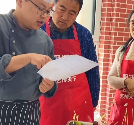 <b>短期烘焙培训速成班是一种针对想要快速学习烘焙技能的人而设计的培训课程。这种课程通常在几天或几周内完成，教授学生烘焙的基本知识和技能，以及一些常见的烘焙食品的制作方法。</b>