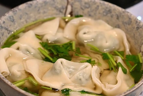 <b>馄饨是一种传统的中式食品，通常是以面粉、肉馅等为主要原料制作而成。由于馄饨的皮比较薄，所以在煮的时候需要掌握好火候和时间，避免煮烂或者不熟。那么，馄饨煮几分钟才能熟呢？</b>