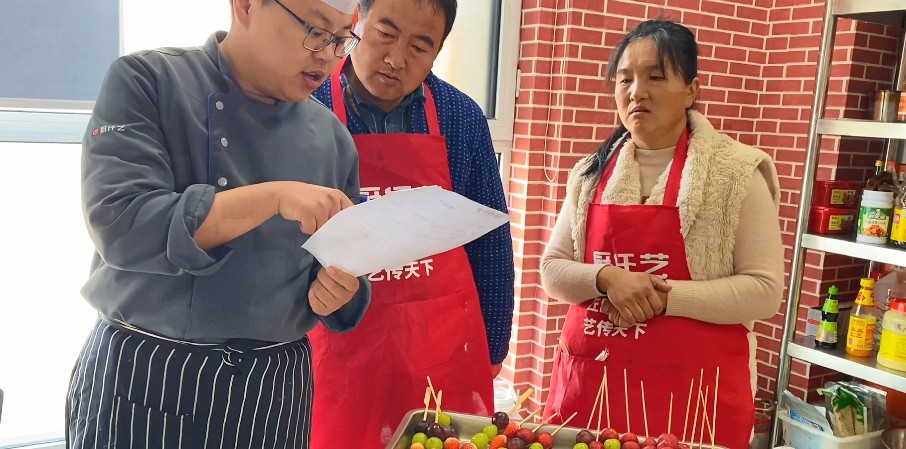 <b>想要成为一位出色的厨师，不仅需要对美食有深厚的热爱，还需要系统性的培训来掌握各种烹饪技巧。报名参加专业的厨师培训班，将为您打开厨艺之门，提供全方位的烹饪知识和实践经验。</b>