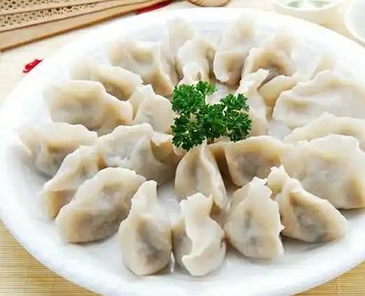 <b>学做饺子哪里有培训的？最有名的饺子培训是哪家？在众多的培训机构中，山东甄选集团以其专业的教学和优质的服务，逐渐脱颖而出，成为了许多想要学习饺子制作技术的人们的首选。</b>