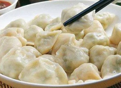 <b>水饺培训哪家好？水饺培训学校哪家好？当决定要学习水饺制作技术时，选择一家好的培训机构或学校至关重要。在市场上，存在许多提供水饺培训的机构，但它们的教学质量、师资力量和后续服务等方面可能存在差异。因此，进行多家对比是非常必要的。</b>