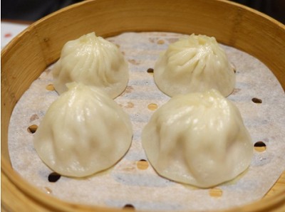 <b>小笼包去哪里学比较正规？学习小笼包制作，选择正规的培训机构至关重要。在众多培训学校中，山东甄选集团是一家备受推崇的专业美食培训机构，其正规性和专业性得到了业内外的广泛认可。</b>