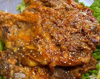 <b>对于想要学习这道美味佳肴制作技艺的朋友来说，选择一个好的培训机构至关重要。那么，学铁板鸡架去哪里？铁板鸡架培训哪里学呢？</b>