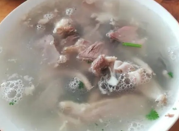 <b>为了满足市场的需求，羊肉汤技术培训学校应运而生，为广大热爱烹饪的朋友提供了一个专业、系统的学习平台。</b>