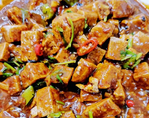 <b>浇汁豆腐是一道美味可口的家常菜，它鲜嫩滑口，香味四溢，深受人们的喜爱。接下来，我们就来探讨一下浇汁豆腐的多种做法及其窍门。</b>